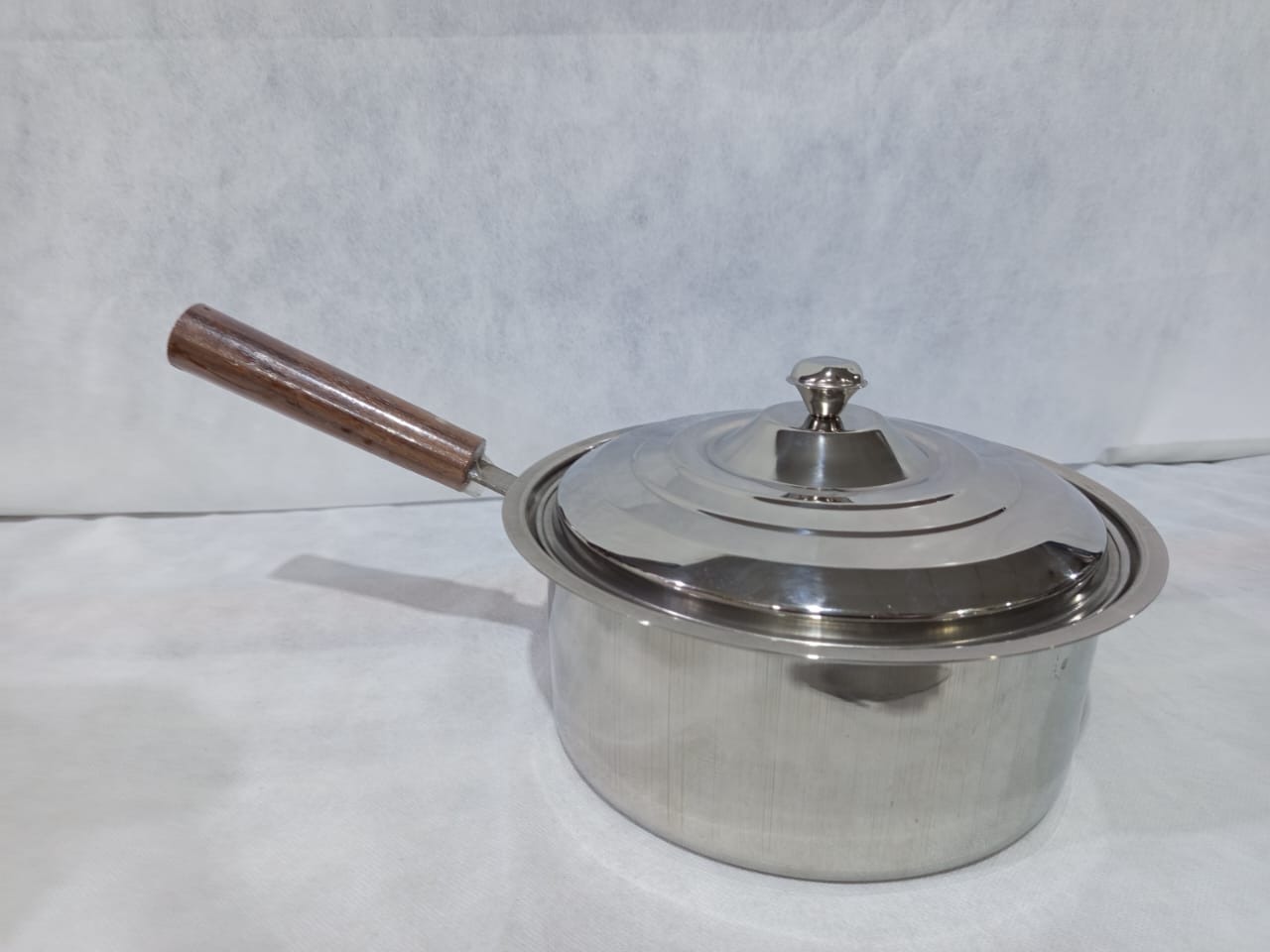 Stainless Steel Sauce Pans with Wooden Handle and Lid 22.5cm